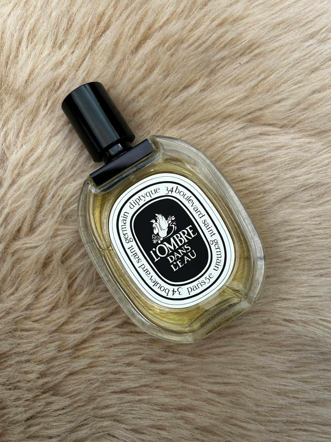 Diptyque L'OMBRE DANS L'EAU perfume bottle on fur background